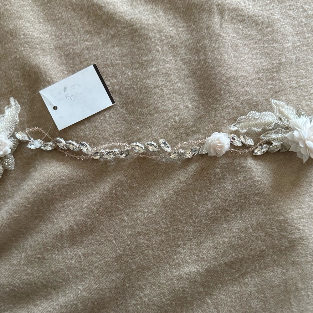 Elegant Silver Floral Hair Accessory